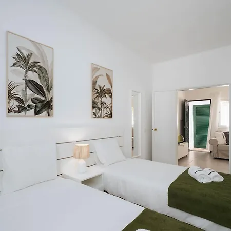 Sunny Patio Retreat Daire