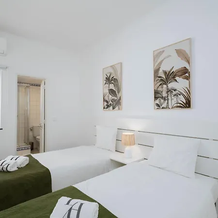 Sunny Patio Retreat Appartement Quarteira